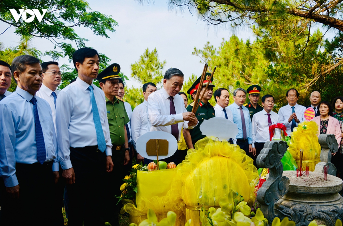 Top leader honours General Vo Nguyen Giap, fallen soldiers in Quang Tri